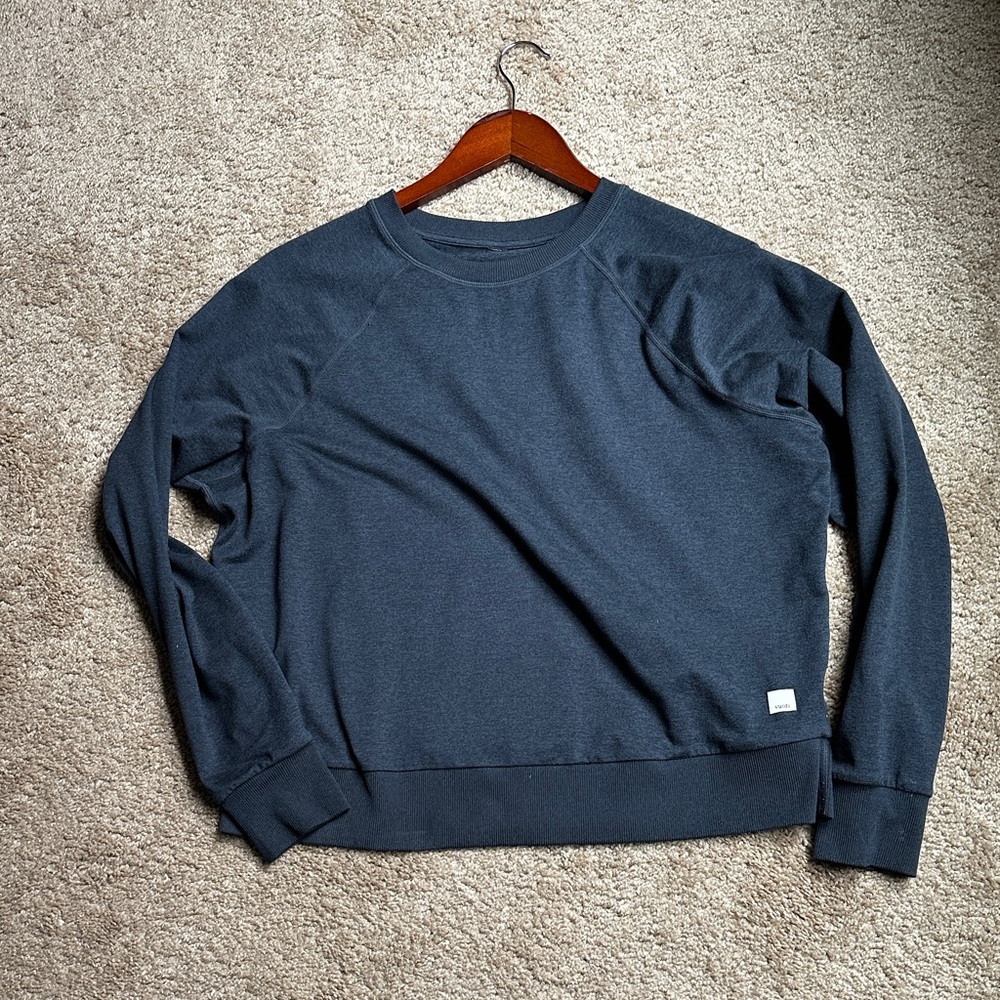 Vuori women’s crew size small dark blue